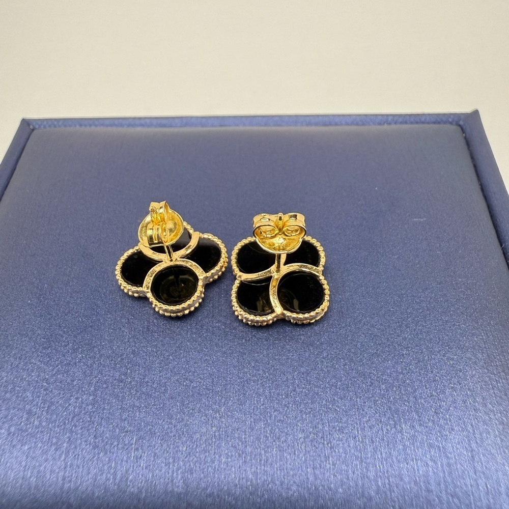 18K Yellow Gold Elegant Black and Gold Clover Stud Earrings - Picture 7 of 13